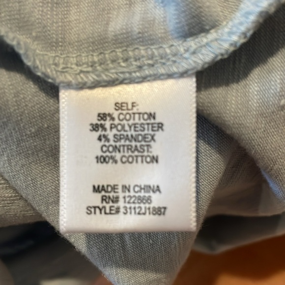 Lace sleeved v-neck top - Picture 7 of 7